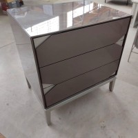 Mesa de Cabeceira Thalass 3 Gavetas em Chevron Estrutura em Lâmina de Carvalho Base Aço Carbono Design by Ampezzan e Maciel Arquitetos