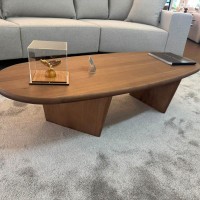 Mesa de Centro Eldoria Tampo Oblongo em Lâmina de Madeira Design by Studio Traço