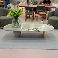 Mesa de Centro Meriva Pietre Tampo Orgânico em Mármore e Bases Assimétricas Madeira Maciça Design by Studio Traço