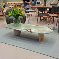 Mesa de Centro Meriva Pietre Tampo Orgânico em Mármore e Bases Assimétricas Madeira Maciça Design by Studio Traço