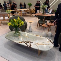 Mesa de Centro Meriva Pietre Tampo Orgânico em Mármore e Bases Assimétricas Madeira Maciça Design by Studio Traço