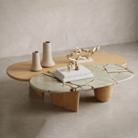Mesa de Centro Meriva Pietre Tampo Orgânico em Mármore e Bases Assimétricas Madeira Maciça Design by Studio Traço