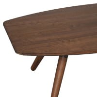 Mesa de Centro Ondra em Madeira de Reflorestamento com Tampo Orgânico e Pés Inclinados Designer by Pedro Mendes