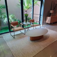 Mesa de Centro Bold Design Elíptico com Tampo Laminado e Base Laqueada Design by Studio 3 Design