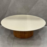 Mesa de Centro Zidara Tampo Redondo em Mineral Base Cilíndrica em Lâmina Cinamomo Design by Studio 3 Design