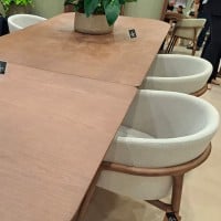 Mesa de Jantar Persis Tampo Bipartido Laminado com Extensão em Lâmina Invertida Base Madeira de Manejo Design by Studio 3 Design