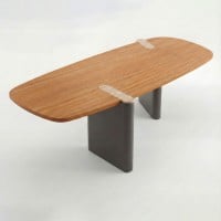 Mesa de Jantar Unire Tampo Orgânico em Lâmina de Carvalho Americano com Aplique em Pedra Natural Base em Laca