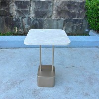 Mesa Lateral Alba Tampo Quadrado em Madeira Pintada Hastes Duplas e Base Cúbica em Aço Carbono com Pintura Epóxi