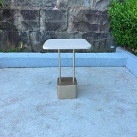 Mesa Lateral Alba Tampo Quadrado em Madeira Pintada Hastes Duplas e Base Cúbica em Aço Carbono com Pintura Epóxi