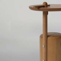 Mesa Lateral Assella Redonda Base Cilíndrica Estrutura em Madeira Maciça Design by Estúdio Galho