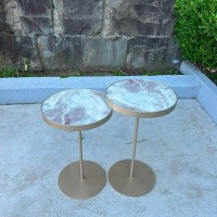 Mesa Lateral Castilla Redonda Tampo Madeira com Aro Metálico Haste e Base Disco em Aço Carbono com Pintura Epóxi 