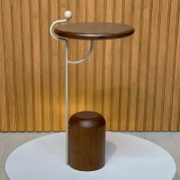 Mesa Lateral Fithis Redonda Base Cilíndrica Estrutura em Madeira Maciça Haste em Metal Detalhe Ponta em Madeira Design by Lucas Azevedo