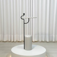 Mesa Lateral Fithis Redonda Base Cilíndrica Estrutura em Madeira Maciça Haste em Metal Detalhe Ponta em Madeira Design by Lucas Azevedo