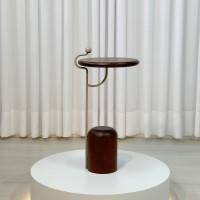 Mesa Lateral Fithis Redonda Base Cilíndrica Estrutura em Madeira Maciça Haste em Metal Detalhe Ponta em Madeira Design by Lucas Azevedo