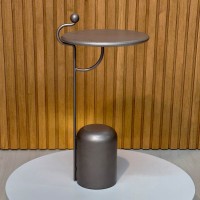 Mesa Lateral Fithis Redonda Base Cilíndrica Estrutura em Madeira Maciça Haste em Metal Detalhe Ponta em Madeira Design by Lucas Azevedo