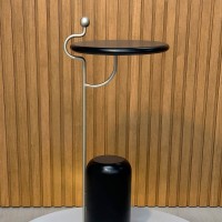 Mesa Lateral Fithis Redonda Base Cilíndrica Estrutura em Madeira Maciça Haste em Metal Detalhe Ponta em Madeira Design by Lucas Azevedo