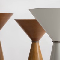 Mesa Lateral Layer Design Redondo Base Cônica Estrutura em Madeira Maciça Detalhe com Argola em Metal