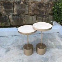 Mesa Lateral Lovenna Redonda Tampo Vidro Marmorizado com Aro Metálico Base Aço Carbono com Pintura Epóxi