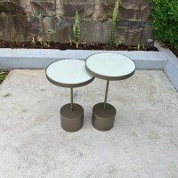 Mesa Lateral Lovenna Redonda Tampo Vidro Marmorizado com Aro Metálico Base Aço Carbono com Pintura Epóxi