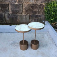 Mesa Lateral Lovenna Redonda Tampo Vidro Marmorizado com Aro Metálico Base Aço Carbono com Pintura Epóxi