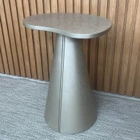 Mesa Lateral Montilo Design Orgânico Tampo Laqueado Base Compensado Laqueado Detalhe Metálico