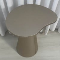 Mesa Lateral Montilo Design Orgânico Tampo Laqueado Base Compensado Laqueado Detalhe Metálico