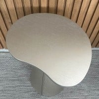 Mesa Lateral Montilo Design Orgânico Tampo Laqueado Base Compensado Laqueado Detalhe Metálico