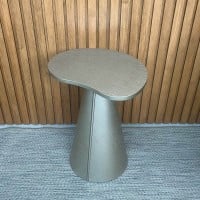 Mesa Lateral Montilo Design Orgânico Tampo Laqueado Base Compensado Laqueado Detalhe Metálico