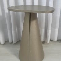 Mesa Lateral Montilo Design Orgânico Tampo Laqueado Base Compensado Laqueado Detalhe Metálico