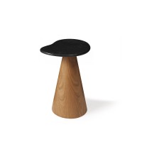 Mesa Lateral Montilo Design Orgânico Tampo em Pedra Natural Base Compensado Laminado Detalhe Metálico
