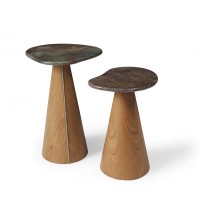 Mesa Lateral Montilo Design Orgânico Tampo em Pedra Natural Base Compensado Laminado Detalhe Metálico