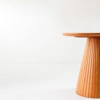 Mesa Lateral Sândalo Design Orgânico Tampo Laminado Base Ripado Madeira Maciça Tauari