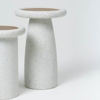 Mesa Lateral Tabylla Redonda Tampo Lâmina de Madeira Estrutura com Textura Granilite Design by Intervém