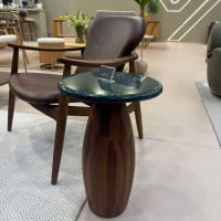 Mesa Lateral Zaria Pietre Tampo Redondo em Mármore Base Barril em Madeira Design by Traço Design