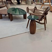 Mesa Lateral Zaria Pietre Tampo Redondo em Mármore Base Barril em Madeira Design by Traço Design