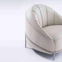 Poltrona Abbie Estofada em Formato de Concha com Costuras em Relevo e Base Metálica Tubular