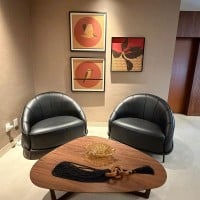 Poltrona Abbie Estofada em Formato de Concha com Costuras em Relevo e Base Metálica Tubular