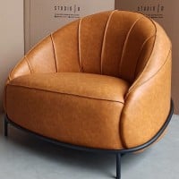 Poltrona Abbie Estofada em Formato de Concha com Costuras em Relevo e Base Metálica Tubular