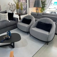 Poltrona Abbie Estofada em Formato de Concha com Costuras em Relevo e Base Metálica Tubular