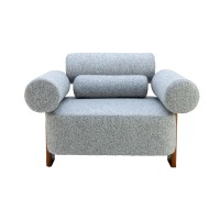 Poltrona Annalya contemporânea com design escultural em madeira de eucalipto e volumes cilíndricos estofados. Uma peça de presença arquitetônica criada para salas de estar sofisticadas, lounges modernos e ambientes de alto padrão que valorizam conforto, e