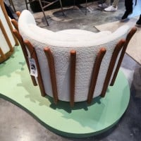 Poltrona Aurora Estofada Estrutura em Madeira Base Giratória Design Contemporâneo