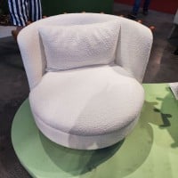 Poltrona Aurora Estofada Estrutura em Madeira Base Giratória Design Contemporâneo