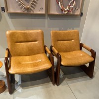 Poltrona Bellamy Estofada Detalhe em Couro Estrutura em Madeira Eucalipto Design Jhoel Silva