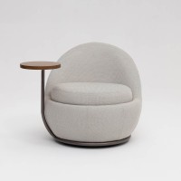 Poltrona Giratória com Mesa Lateral Hayika Estofada Tampo Reversível Base Aço Pintura Epóxi Design Sustentável