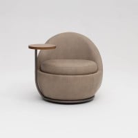 Poltrona Giratória com Mesa Lateral Hayika Estofada Tampo Reversível Base Aço Pintura Epóxi Design Sustentável