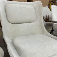 Poltrona com Puff Fleur Estofada Estrutura em Multilaminado Pés em Madeira Tingida 