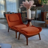 Poltrona com Puff Fleur Estofada Estrutura em Multilaminado Pés em Madeira Tingida 
