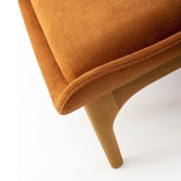Poltrona com Puff Fleur Estofada Estrutura em Multilaminado Pés em Madeira Tingida 