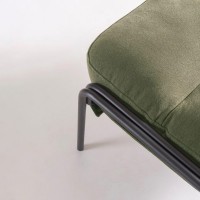Poltrona com Puff Maggiolina Estofada Estrutura Aço Carbono Pintura Eletrostática 