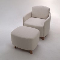 Poltrona com Puff Selene Estofada Estrutura Madeira Eucalipto Design Exclusivo Acabamento Premium